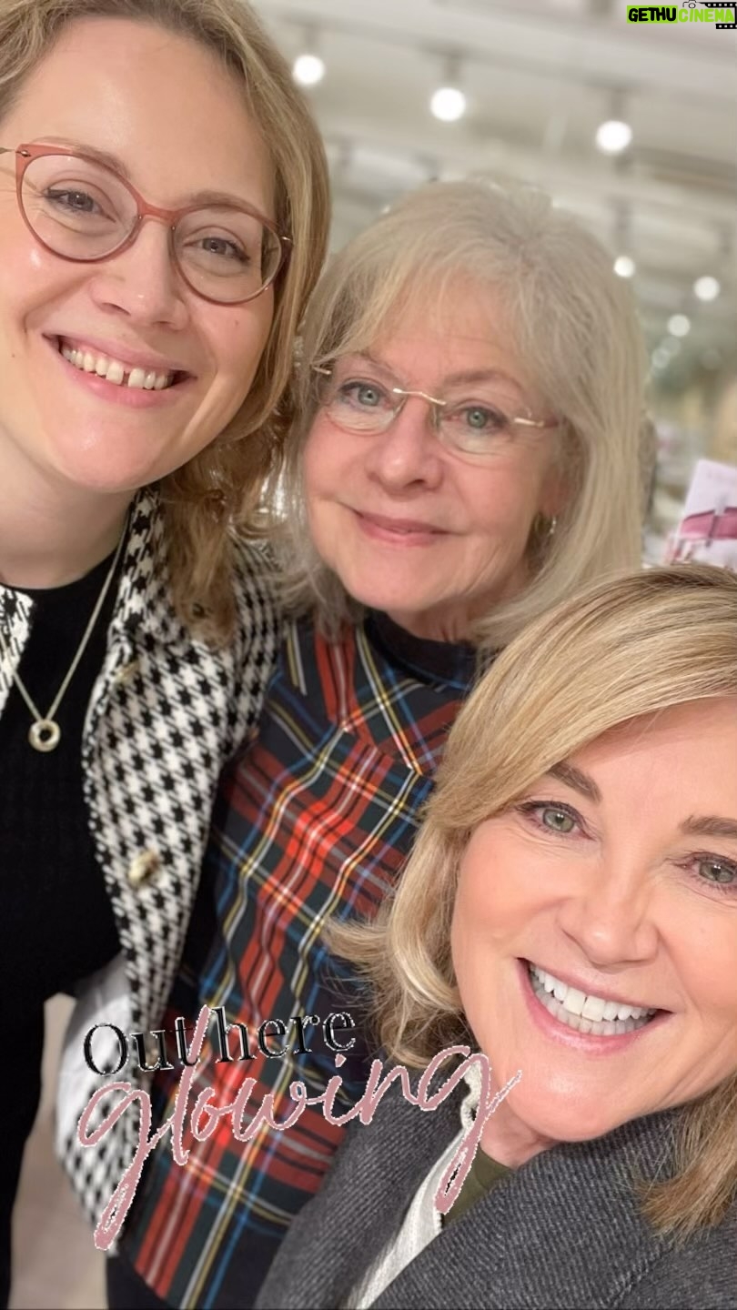 Anthea Turner Instagram - One of the questions I’m often asked by you is, “What foundation do you use?” I’ve not really given a straight answer because after the company I used for years changed their formula I’ve been trying many other brands. For me, when it comes to makeup foundation is the key, then everything else falls into place, together with a nourished skin its your canvas. For over 20 years I’ve been a big fan of a mineral powder makeup. The brush and go method, is so much part of my life I literally can’t use a liquid on myself. 6 months I landed on Cosmetics à la Cart @cosmeticsalacarte and on Saturday rushing in because my pallets were low and I was going away I met one of the heroines of modern day makeup, Lynne Sanders who in 1973 co-founded Cosmetics à La Carte. It was a total coincidence but there she was behind the till with her daughter Isabella helping customers find their exact skin tone matches. Lynne is her very own ‘Lessons in Chemistry’ novel. As a trained Chemist she broke the mould and to this day can still be found in her laboratory creating the makeup formula’s we buy. This time I proudly emerged with a bag of hers and Isabella’s suggestions which are perfect for my skin tone and easy to apply. It was like having Mary Quant run up one of her dresses for you! Keep a look out on my Instagram as I can feel a live coming on so I can share with you her love of makeup and in particular foundation. So many people you would know have passed through Lynne’s doors the most notable being Diana, Princes of Wales. Although she clearly wore makeup she never looked ‘over done’ her foundation with concealer, highlighter and blusher allowed her natural glow to shine through and if she was alive today even in her 60’s I know she would still have that wonderful look probably enhanced by Lynne. One great plus in my obsession with mineral powder makeup, I can put it on in low light, in the back of a car, on a train, plane or in the middle of a field its a cinch!! Now in Devon staying at the stunning @berry.barn.hartland with Dad and @wendy_turner_webster and using her choices Will post more from here when home 🏠🫶💙