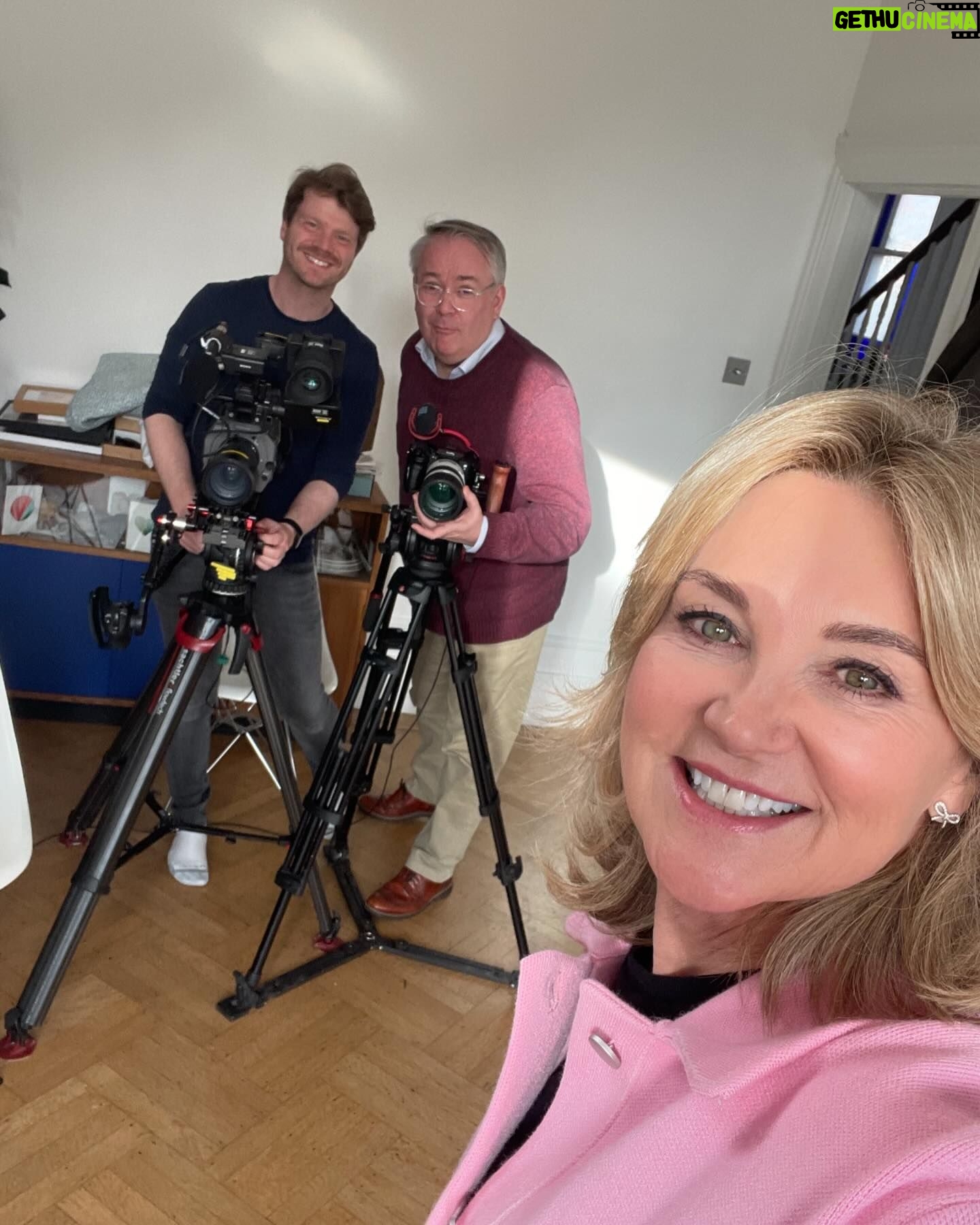 Anthea Turner Instagram - Channel 5 @channel5_tv are talking air fryers tonight in their part series presented by @alexisconran_official I did my little bit to help, while our Kitchen was being renovated my @salteruk air fryer, slow cooker, microwave & kettle became my best friends 👌 In the series, Alexis explores how the air fryer have taken the nation by storm, with one-in-two households now owning one. With the help of chefs and celebrity guests, Alexis introduces recipes that are easy to make and a pleasure to eat. These shows are packed full of tips so if you are a fan you’ll love then. ATM I’ve got the sickness bug going around so to be honest food is low on my list of interest - Anyone else got it and what are you taking? 🤢🤮🤒 I’m hydrating, with water electrolytes and about to eat some toast 😵💫