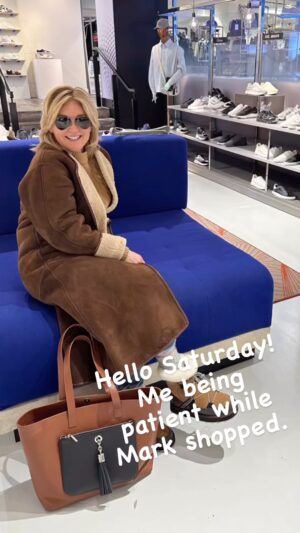 Anthea Turner Instagram - A brief slice of Saturday roaming around ! Now back home doing chores 😬 💋💋

Coat my very oldest bought @brownsfashion about 1992? 

Loving @sarahharanuk new throw it all in bucket bag Michelle think I’ll have is as long as the coat !! 

@emuaustralia for comfort and warmth, again will have for ever 🫶