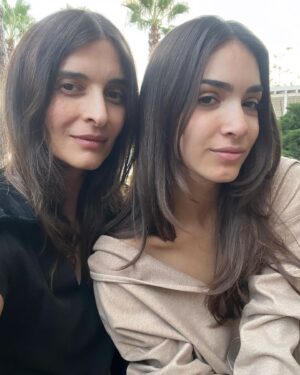 Antigone Kouloukakos Instagram - #mood Ιουλία & Μαρίνα Βρεττάκου 
Δεν μοιάζουμε σαν μαμά με κόρη?! Το ‘χει τ’ όνομα. 

#gitiselias ♥️🌿🙏🏼
@megatvcom σε σενάριο Βάνας Δημητρίου κ σκηνοθεσία @georgiou82 @make_it_productions 

______________________________________.
#antigonekouloukakos #mani #iouliavrettakou #tvseries #antigonineophytou #filming #season3 #marinavrettakou #tomegatokalo #megatv #greece #actorslife #behindthescenes