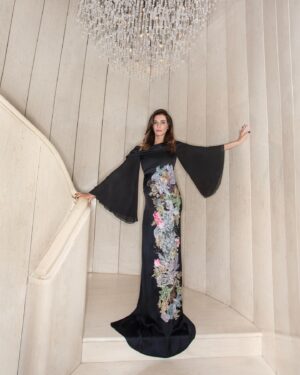 Antigone Kouloukakos Instagram - #mood December the most woderful time of the year 
@beautemagazine.gr ✨

“Απαντάς στα αρνητικά σχόλια των social; 
Απαντάω στα social γιατί εμπλέκομαι. Όσες φορές με έχουν βρίσει ή έχουν γράψει κάτι αρνητικό για μένα, έχω απαντήσει. Έχω εξηγήσει. Θα μου πεις ότι χάνω τον χρόνο μου. Όχι, γιατί αν θες να δεις μια πρόοδο στον άνθρωπο, οφείλεις να δώσεις ένα δικό σου στίγμα και απαντάς. Αλλιώς, αν δεν απαντάς, τους απαξιώνεις ή τους βρίζεις, πέφτεις στο ίδιο επίπεδο. Και το χειρότερο: αυτή η στάση δεν βοηθά κανέναν, ούτε εσένα να κοιμάσαι ήσυχα το βράδυ. Το να απαντώ είναι κέρδος για μένα, αλλά και για εκείνους που μου γράφουν αρνητικά. Δεν ξέρω τι σταυρό μπορεί να κουβαλάει ο καθένας, τι ζωή περνάει... Καλό είναι να απαντήσω, σίγουρα θα τον βοηθήσω. Εφόσον έχω μπει στο παιχνίδι των social, θα το παίξω με τον καλύτερο τρόπο, με γνώμονα την αισιοδοξία, την καλοσύνη, την αγάπη. Θα φερθώ γενναιόδωρα…”

Interview by Christiana Stamatelou

Editor in chief: Maria Kallimasia 
Photograper: Nikol Bartzoka @nikolbartzoka 
Fashion Editor: Panagiotis Panouklias @nayop23 
Hair & Make up artist: Renos Politis @renospolitis 
Photographer assistants: Panagiotis Michos @pan_agios & Markos Tsiklis @markostsik 
Production manager: Antonia Nikolopoulou
Location: @athenaeum_intercontinental @intercontinental Thank you for having us 

#antigonekouloukakos
#beautemagazine 
#madeingreece 
#actorslife 
#workingmom
