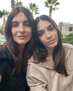 Antigone Kouloukakos Instagram - #mood Ιουλία & Μαρίνα Βρεττάκου 
Δεν μοιάζουμε σαν μαμά με κόρη?! Το ‘χει τ’ όνομα. 

#gitiselias ♥️🌿🙏🏼
@megatvcom σε σενάριο Βάνας Δημητρίου κ σκηνοθεσία @georgiou82 @make_it_productions 

______________________________________.
#antigonekouloukakos #mani #iouliavrettakou #tvseries #antigonineophytou #filming #season3 #marinavrettakou #tomegatokalo #megatv #greece #actorslife #behindthescenes