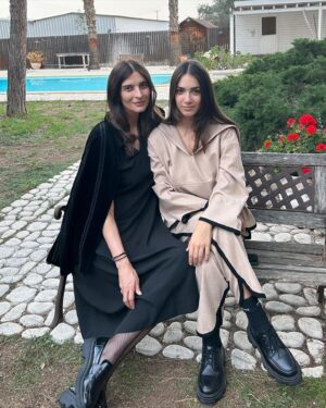 Antigone Kouloukakos Instagram - #mood Ιουλία & Μαρίνα Βρεττάκου 
Δεν μοιάζουμε σαν μαμά με κόρη?! Το ‘χει τ’ όνομα. 

#gitiselias ♥️🌿🙏🏼
@megatvcom σε σενάριο Βάνας Δημητρίου κ σκηνοθεσία @georgiou82 @make_it_productions 

______________________________________.
#antigonekouloukakos #mani #iouliavrettakou #tvseries #antigonineophytou #filming #season3 #marinavrettakou #tomegatokalo #megatv #greece #actorslife #behindthescenes
