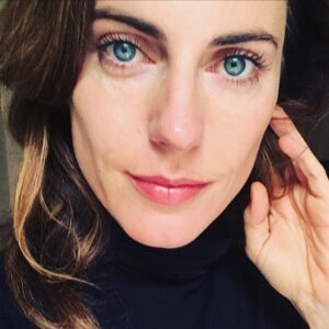 Antje Traue Instagram - Durchs Fenster mit verhaltem Klang. Geht meiner Geige milder Strich. Verstehst Du, schöne Nacht, den Sang. Mein altes Lied, mein Lied an Dich? Hermann Hesse 
#alamstuferot #ohnekunstwirdsstill #ohnekulturwirdsstill #ohneunsistsstill #kindnessmatters