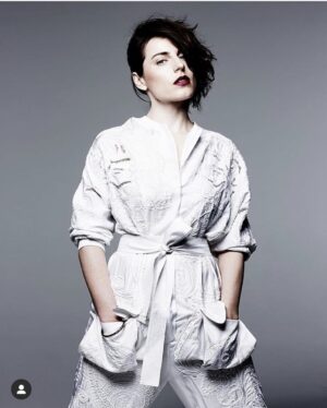 Antje Traue Instagram - Dangle. Happy weekend everyone! #casual #friday #itis