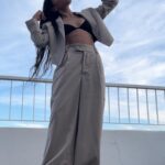 Antonia Giesen Instagram - Días de cariños, elogios, celebraciones varias, de sofocar las ideas y las reflexiones, en medio del Festival de Cannes, todo eso y más, pero a quienes yo también deseo elogiar por su hermoso trabajo y talento, es a algunas diseñadoras chilenas que me acompañaron con sus hermosos diseños en esta maratón de intensidades. Este traje de dos piezas beige, comodísimo y bello es diseño de la querida @108label Gracias infinitas.