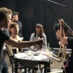Antonia Giesen Instagram - El goce y el delirio de un equipo trabajando, jugando?mientras hacíamos Los Hiperbóreos, entre marionetas, cabezas gigantes, recorriendo la línea del tiempo, habitando el presente, en medio del público, en medio del verano santiaguino, frente a ventiladores donde jugaba a decir mis textos, como niña de 5 que experimenta la alteración del sonido de su voz. En medio de miles de yo en cuadros, de yo siendo yo. De una tenebrosamente igual a mi. En medio de tod@s haciendo todo, voces, escenografía, dando instrucciones, proponiendo experimentos. Haciendo cine antiguo? Haciendo cine? Estábamos en una expo? En un set? era una sala de ensayo o un taller de artes visuales?. Que lo pasamos bien en nuestro claustro creativo veraniego de galpón. 🫀