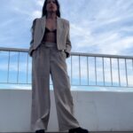 Antonia Giesen Instagram - Días de cariños, elogios, celebraciones varias, de sofocar las ideas y las reflexiones, en medio del Festival de Cannes, todo eso y más, pero a quienes yo también deseo elogiar por su hermoso trabajo y talento, es a algunas diseñadoras chilenas que me acompañaron con sus hermosos diseños en esta maratón de intensidades. Este traje de dos piezas beige, comodísimo y bello es diseño de la querida @108label Gracias infinitas.