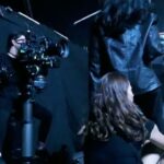 Antonia Giesen Instagram - El goce y el delirio de un equipo trabajando, jugando?mientras hacíamos Los Hiperbóreos, entre marionetas, cabezas gigantes, recorriendo la línea del tiempo, habitando el presente, en medio del público, en medio del verano santiaguino, frente a ventiladores donde jugaba a decir mis textos, como niña de 5 que experimenta la alteración del sonido de su voz. En medio de miles de yo en cuadros, de yo siendo yo. De una tenebrosamente igual a mi. En medio de tod@s haciendo todo, voces, escenografía, dando instrucciones, proponiendo experimentos. Haciendo cine antiguo? Haciendo cine? Estábamos en una expo? En un set? era una sala de ensayo o un taller de artes visuales?. Que lo pasamos bien en nuestro claustro creativo veraniego de galpón. 🫀