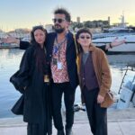 Antonia Giesen Instagram - 1. Bolaño y Los Hiperbóreos en la playa de Cannes. 2. Un director asiste a la actriz para que esté cómoda. 3. Un equipo muy feliz en medio de todo este escenario algo rimbombante, algo real y algo plástico a la vez. 4. El glamour siempre está con nosotros. 5. El tonteo también. 6. Paseamos. 7. Tomé. Tomé, tomo, tomando. 8 y 9. La fraternidad. 10. El silencio en medio de todo el ruido.