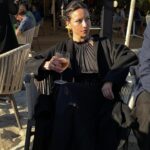 Antonia Giesen Instagram - 1. Bolaño y Los Hiperbóreos en la playa de Cannes. 2. Un director asiste a la actriz para que esté cómoda. 3. Un equipo muy feliz en medio de todo este escenario algo rimbombante, algo real y algo plástico a la vez. 4. El glamour siempre está con nosotros. 5. El tonteo también. 6. Paseamos. 7. Tomé. Tomé, tomo, tomando. 8 y 9. La fraternidad. 10. El silencio en medio de todo el ruido.