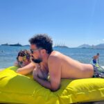Antonia Giesen Instagram - 1. Bolaño y Los Hiperbóreos en la playa de Cannes. 2. Un director asiste a la actriz para que esté cómoda. 3. Un equipo muy feliz en medio de todo este escenario algo rimbombante, algo real y algo plástico a la vez. 4. El glamour siempre está con nosotros. 5. El tonteo también. 6. Paseamos. 7. Tomé. Tomé, tomo, tomando. 8 y 9. La fraternidad. 10. El silencio en medio de todo el ruido.