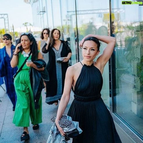 Antonia Giesen Instagram - Estrenamos nuestra película Los Hiperbóreos en @quinzaine_des_cineastes del Festival de Cannes. Content@s de la recepción del público, content@s porque además sigue siendo un viajazo hermoso, con un equipo de personas que admiro mucho, con el que reímos bastante y con el que nos queremos. Supongo y deseo creer que cuando convergen todas esas cosas, se va por buen camino. Haciendo con libertad creativa, con sentido, con nobleza, con locura y amabilidad, las cosas son mejores. Gracias equipo extendido, a todas las personas involucradas en este proyecto, son la cosa más genial que hay. 🫀 @imc_management Gracias Jorge por tu compañía! @cinemachile 🙌🏻 Ph: @guillaume_hart @susylagrange @delphine_pincet