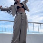 Antonia Giesen Instagram - Días de cariños, elogios, celebraciones varias, de sofocar las ideas y las reflexiones, en medio del Festival de Cannes, todo eso y más, pero a quienes yo también deseo elogiar por su hermoso trabajo y talento, es a algunas diseñadoras chilenas que me acompañaron con sus hermosos diseños en esta maratón de intensidades. Este traje de dos piezas beige, comodísimo y bello es diseño de la querida @108label Gracias infinitas.