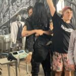 Antonia Giesen Instagram - El goce y el delirio de un equipo trabajando, jugando?mientras hacíamos Los Hiperbóreos, entre marionetas, cabezas gigantes, recorriendo la línea del tiempo, habitando el presente, en medio del público, en medio del verano santiaguino, frente a ventiladores donde jugaba a decir mis textos, como niña de 5 que experimenta la alteración del sonido de su voz. En medio de miles de yo en cuadros, de yo siendo yo. De una tenebrosamente igual a mi. En medio de tod@s haciendo todo, voces, escenografía, dando instrucciones, proponiendo experimentos. Haciendo cine antiguo? Haciendo cine? Estábamos en una expo? En un set? era una sala de ensayo o un taller de artes visuales?. Que lo pasamos bien en nuestro claustro creativo veraniego de galpón. 🫀