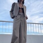 Antonia Giesen Instagram - Días de cariños, elogios, celebraciones varias, de sofocar las ideas y las reflexiones, en medio del Festival de Cannes, todo eso y más, pero a quienes yo también deseo elogiar por su hermoso trabajo y talento, es a algunas diseñadoras chilenas que me acompañaron con sus hermosos diseños en esta maratón de intensidades. Este traje de dos piezas beige, comodísimo y bello es diseño de la querida @108label Gracias infinitas.