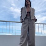 Antonia Giesen Instagram - Días de cariños, elogios, celebraciones varias, de sofocar las ideas y las reflexiones, en medio del Festival de Cannes, todo eso y más, pero a quienes yo también deseo elogiar por su hermoso trabajo y talento, es a algunas diseñadoras chilenas que me acompañaron con sus hermosos diseños en esta maratón de intensidades. Este traje de dos piezas beige, comodísimo y bello es diseño de la querida @108label Gracias infinitas.