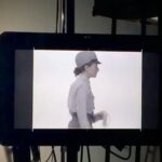 Antonia Giesen Instagram - El goce y el delirio de un equipo trabajando, jugando?mientras hacíamos Los Hiperbóreos, entre marionetas, cabezas gigantes, recorriendo la línea del tiempo, habitando el presente, en medio del público, en medio del verano santiaguino, frente a ventiladores donde jugaba a decir mis textos, como niña de 5 que experimenta la alteración del sonido de su voz. En medio de miles de yo en cuadros, de yo siendo yo. De una tenebrosamente igual a mi. En medio de tod@s haciendo todo, voces, escenografía, dando instrucciones, proponiendo experimentos. Haciendo cine antiguo? Haciendo cine? Estábamos en una expo? En un set? era una sala de ensayo o un taller de artes visuales?. Que lo pasamos bien en nuestro claustro creativo veraniego de galpón. 🫀