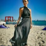 Antonia Giesen Instagram - Días de cariños, elogios, celebraciones varias, de sofocar las ideas y las reflexiones, en medio del Festival de Cannes, todo eso y más, pero a quienes yo también deseo elogiar por su hermoso trabajo y talento, es a algunas diseñadoras chilenas que me acompañaron con sus hermosos diseños en esta maratón de intensidades. Estos zapatos bellos de @zapateriamaestra me acompañaron para el día de estreno. 🫂💘 Gracias infinitas.