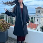 Antonia Giesen Instagram - Días de cariños, elogios, celebraciones varias, de sofocar las ideas y las reflexiones, en medio del Festival de Cannes, todo eso y más, pero a quienes yo también deseo elogiar por su hermoso trabajo y talento, es a algunas diseñadoras chilenas que me acompañaron con sus hermosos diseños en esta maratón de intensidades. Este abrigo negro sobrio, con un corte precioso me acompañó es que realmente all the time 🫶🏼 Muchísimas gracias @lagaviota_net