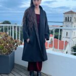 Antonia Giesen Instagram - Días de cariños, elogios, celebraciones varias, de sofocar las ideas y las reflexiones, en medio del Festival de Cannes, todo eso y más, pero a quienes yo también deseo elogiar por su hermoso trabajo y talento, es a algunas diseñadoras chilenas que me acompañaron con sus hermosos diseños en esta maratón de intensidades. Este abrigo negro sobrio, con un corte precioso me acompañó es que realmente all the time 🫶🏼 Muchísimas gracias @lagaviota_net