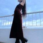 Antonia Giesen Instagram - Días de cariños, elogios, celebraciones varias, de sofocar las ideas y las reflexiones, en medio del Festival de Cannes, todo eso y más, pero a quienes yo también deseo elogiar por su hermoso trabajo y talento, es a algunas diseñadoras chilenas que me acompañaron con sus hermosos diseños en esta maratón de intensidades. Este vestido rojo lindísimo es de @shopsisa y los botines ridículamente cómodos y bellos de @nalca_zapatos Muchas gracias 🫀