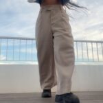 Antonia Giesen Instagram - Días de cariños, elogios, celebraciones varias, de sofocar las ideas y las reflexiones, en medio del Festival de Cannes, todo eso y más, pero a quienes yo también deseo elogiar por su hermoso trabajo y talento, es a algunas diseñadoras chilenas que me acompañaron con sus hermosos diseños en esta maratón de intensidades. Este traje de dos piezas beige, comodísimo y bello es diseño de la querida @108label Gracias infinitas.