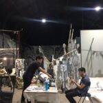 Antonia Giesen Instagram - El goce y el delirio de un equipo trabajando, jugando?mientras hacíamos Los Hiperbóreos, entre marionetas, cabezas gigantes, recorriendo la línea del tiempo, habitando el presente, en medio del público, en medio del verano santiaguino, frente a ventiladores donde jugaba a decir mis textos, como niña de 5 que experimenta la alteración del sonido de su voz. En medio de miles de yo en cuadros, de yo siendo yo. De una tenebrosamente igual a mi. En medio de tod@s haciendo todo, voces, escenografía, dando instrucciones, proponiendo experimentos. Haciendo cine antiguo? Haciendo cine? Estábamos en una expo? En un set? era una sala de ensayo o un taller de artes visuales?. Que lo pasamos bien en nuestro claustro creativo veraniego de galpón. 🫀