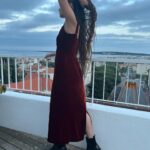 Antonia Giesen Instagram - Días de cariños, elogios, celebraciones varias, de sofocar las ideas y las reflexiones, en medio del Festival de Cannes, todo eso y más, pero a quienes yo también deseo elogiar por su hermoso trabajo y talento, es a algunas diseñadoras chilenas que me acompañaron con sus hermosos diseños en esta maratón de intensidades. Este vestido rojo lindísimo es de @shopsisa y los botines ridículamente cómodos y bellos de @nalca_zapatos Muchas gracias 🫀