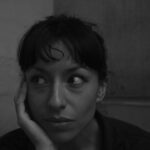 Antonia Giesen Instagram - Ad portas de los 32. Un año tormentoso, cansador como la primera foto, ojeroso, dulce/caótico. No dio tregua ni un solo segundo. Tampoco preferiría que no hubiese existido, le debo mucho, bastante. Le agradezco a mi gente que amo y que cada vez entiendo con mayor nitidez quienes son. Le agradezco a la clínica por ser mi sostén emocional e intelectual. Le agradezco a la actuación por ser aún mi tremenda añoranza y nutriente, a pesar de sus oscilaciones. El mundo está muy rudo, está difícil creer, difícil sostener las convicciones y la dulzura con tanta razón para odiar, pareciera que el mundo no nos perteneciera en lo absoluto, lo comandan poderes que tienen y no tienen rostro, lo comandan en algunos lugares personas si con rostro y con ideas bastantes definidas, personas completamente perversas, sin fronteras, indolentes y sin escrúpulo. Generalmente, hombres patriarcas acérrimos queriendo acabar con todo para dejar bien claro quien manda. Sé que todo es más complejo, que hay historia, idiosincrasias y elementos políticos varios, pero perdón, en su raíz no hay otra cosa que no sea la obstinación por el poder lo que realmente está en jaque. Las ultraderechas en el mundo nos respiran en la nuca, y el mundo se vuelve cada vez más peligroso, hostil y desprotegido. Las redes sociales (asumiendo mi dosis de fascinación/atención) son la nueva arma letal, la salud mental de todo rango etario está devastada producto de ellas, su afán de querer ser lo que no son, sus estéticas que bien poco están ligadas a la realidad y a espacios de aceptación y sencillez (hay también espacios de información, difusión y conexión, sin duda*). La identidad para qué decir, nos movilizamos por el deseo, y nada más evidente que el funcionamiento del mundo en relación a las ideas, la ciencia y la tecnología, pero hay bien poco suelo identitario y de pertenencia. Todo esto que escribo, no lo hago con el propósito de simplemente mencionar lo fatal que está el planeta, sino también—> …
