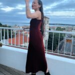 Antonia Giesen Instagram - Días de cariños, elogios, celebraciones varias, de sofocar las ideas y las reflexiones, en medio del Festival de Cannes, todo eso y más, pero a quienes yo también deseo elogiar por su hermoso trabajo y talento, es a algunas diseñadoras chilenas que me acompañaron con sus hermosos diseños en esta maratón de intensidades. Este vestido rojo lindísimo es de @shopsisa y los botines ridículamente cómodos y bellos de @nalca_zapatos Muchas gracias 🫀