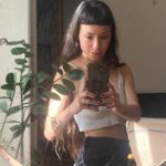 Antonia Giesen Instagram - Ad portas de los 32. Un año tormentoso, cansador como la primera foto, ojeroso, dulce/caótico. No dio tregua ni un solo segundo. Tampoco preferiría que no hubiese existido, le debo mucho, bastante. Le agradezco a mi gente que amo y que cada vez entiendo con mayor nitidez quienes son. Le agradezco a la clínica por ser mi sostén emocional e intelectual. Le agradezco a la actuación por ser aún mi tremenda añoranza y nutriente, a pesar de sus oscilaciones. El mundo está muy rudo, está difícil creer, difícil sostener las convicciones y la dulzura con tanta razón para odiar, pareciera que el mundo no nos perteneciera en lo absoluto, lo comandan poderes que tienen y no tienen rostro, lo comandan en algunos lugares personas si con rostro y con ideas bastantes definidas, personas completamente perversas, sin fronteras, indolentes y sin escrúpulo. Generalmente, hombres patriarcas acérrimos queriendo acabar con todo para dejar bien claro quien manda. Sé que todo es más complejo, que hay historia, idiosincrasias y elementos políticos varios, pero perdón, en su raíz no hay otra cosa que no sea la obstinación por el poder lo que realmente está en jaque. Las ultraderechas en el mundo nos respiran en la nuca, y el mundo se vuelve cada vez más peligroso, hostil y desprotegido. Las redes sociales (asumiendo mi dosis de fascinación/atención) son la nueva arma letal, la salud mental de todo rango etario está devastada producto de ellas, su afán de querer ser lo que no son, sus estéticas que bien poco están ligadas a la realidad y a espacios de aceptación y sencillez (hay también espacios de información, difusión y conexión, sin duda*). La identidad para qué decir, nos movilizamos por el deseo, y nada más evidente que el funcionamiento del mundo en relación a las ideas, la ciencia y la tecnología, pero hay bien poco suelo identitario y de pertenencia. Todo esto que escribo, no lo hago con el propósito de simplemente mencionar lo fatal que está el planeta, sino también—> …