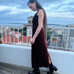 Antonia Giesen Instagram - Días de cariños, elogios, celebraciones varias, de sofocar las ideas y las reflexiones, en medio del Festival de Cannes, todo eso y más, pero a quienes yo también deseo elogiar por su hermoso trabajo y talento, es a algunas diseñadoras chilenas que me acompañaron con sus hermosos diseños en esta maratón de intensidades. Este vestido rojo lindísimo es de @shopsisa y los botines ridículamente cómodos y bellos de @nalca_zapatos Muchas gracias 🫀