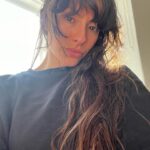 Antonia Giesen Instagram - Ad portas de los 32. Un año tormentoso, cansador como la primera foto, ojeroso, dulce/caótico. No dio tregua ni un solo segundo. Tampoco preferiría que no hubiese existido, le debo mucho, bastante. Le agradezco a mi gente que amo y que cada vez entiendo con mayor nitidez quienes son. Le agradezco a la clínica por ser mi sostén emocional e intelectual. Le agradezco a la actuación por ser aún mi tremenda añoranza y nutriente, a pesar de sus oscilaciones. El mundo está muy rudo, está difícil creer, difícil sostener las convicciones y la dulzura con tanta razón para odiar, pareciera que el mundo no nos perteneciera en lo absoluto, lo comandan poderes que tienen y no tienen rostro, lo comandan en algunos lugares personas si con rostro y con ideas bastantes definidas, personas completamente perversas, sin fronteras, indolentes y sin escrúpulo. Generalmente, hombres patriarcas acérrimos queriendo acabar con todo para dejar bien claro quien manda. Sé que todo es más complejo, que hay historia, idiosincrasias y elementos políticos varios, pero perdón, en su raíz no hay otra cosa que no sea la obstinación por el poder lo que realmente está en jaque. Las ultraderechas en el mundo nos respiran en la nuca, y el mundo se vuelve cada vez más peligroso, hostil y desprotegido. Las redes sociales (asumiendo mi dosis de fascinación/atención) son la nueva arma letal, la salud mental de todo rango etario está devastada producto de ellas, su afán de querer ser lo que no son, sus estéticas que bien poco están ligadas a la realidad y a espacios de aceptación y sencillez (hay también espacios de información, difusión y conexión, sin duda*). La identidad para qué decir, nos movilizamos por el deseo, y nada más evidente que el funcionamiento del mundo en relación a las ideas, la ciencia y la tecnología, pero hay bien poco suelo identitario y de pertenencia. Todo esto que escribo, no lo hago con el propósito de simplemente mencionar lo fatal que está el planeta, sino también—> …