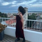 Antonia Giesen Instagram - Días de cariños, elogios, celebraciones varias, de sofocar las ideas y las reflexiones, en medio del Festival de Cannes, todo eso y más, pero a quienes yo también deseo elogiar por su hermoso trabajo y talento, es a algunas diseñadoras chilenas que me acompañaron con sus hermosos diseños en esta maratón de intensidades. Este vestido rojo lindísimo es de @shopsisa y los botines ridículamente cómodos y bellos de @nalca_zapatos Muchas gracias 🫀