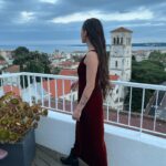 Antonia Giesen Instagram - Días de cariños, elogios, celebraciones varias, de sofocar las ideas y las reflexiones, en medio del Festival de Cannes, todo eso y más, pero a quienes yo también deseo elogiar por su hermoso trabajo y talento, es a algunas diseñadoras chilenas que me acompañaron con sus hermosos diseños en esta maratón de intensidades. Este vestido rojo lindísimo es de @shopsisa y los botines ridículamente cómodos y bellos de @nalca_zapatos Muchas gracias 🫀
