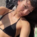 Antonia Giesen Instagram - Ad portas de los 32. Un año tormentoso, cansador como la primera foto, ojeroso, dulce/caótico. No dio tregua ni un solo segundo. Tampoco preferiría que no hubiese existido, le debo mucho, bastante. Le agradezco a mi gente que amo y que cada vez entiendo con mayor nitidez quienes son. Le agradezco a la clínica por ser mi sostén emocional e intelectual. Le agradezco a la actuación por ser aún mi tremenda añoranza y nutriente, a pesar de sus oscilaciones. El mundo está muy rudo, está difícil creer, difícil sostener las convicciones y la dulzura con tanta razón para odiar, pareciera que el mundo no nos perteneciera en lo absoluto, lo comandan poderes que tienen y no tienen rostro, lo comandan en algunos lugares personas si con rostro y con ideas bastantes definidas, personas completamente perversas, sin fronteras, indolentes y sin escrúpulo. Generalmente, hombres patriarcas acérrimos queriendo acabar con todo para dejar bien claro quien manda. Sé que todo es más complejo, que hay historia, idiosincrasias y elementos políticos varios, pero perdón, en su raíz no hay otra cosa que no sea la obstinación por el poder lo que realmente está en jaque. Las ultraderechas en el mundo nos respiran en la nuca, y el mundo se vuelve cada vez más peligroso, hostil y desprotegido. Las redes sociales (asumiendo mi dosis de fascinación/atención) son la nueva arma letal, la salud mental de todo rango etario está devastada producto de ellas, su afán de querer ser lo que no son, sus estéticas que bien poco están ligadas a la realidad y a espacios de aceptación y sencillez (hay también espacios de información, difusión y conexión, sin duda*). La identidad para qué decir, nos movilizamos por el deseo, y nada más evidente que el funcionamiento del mundo en relación a las ideas, la ciencia y la tecnología, pero hay bien poco suelo identitario y de pertenencia. Todo esto que escribo, no lo hago con el propósito de simplemente mencionar lo fatal que está el planeta, sino también—> …