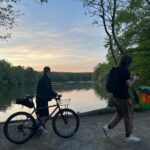 Antonia Giesen Instagram - Genialidades, juntas y visitas berlinesas. Manu y María cumpleañera. Día de lago con personas hermosas y simpáticas. Un chico cada día más guapo. Palestina libre y alto al fuego YA!!!!! Comidas en casa y conversas que pueden ser infinitas con nuestra Tante Claudia. Las calles de Berlín, con aires de represión, fiscalización y creatividad. Siempre es un poco así, bueno y malo. Pero lo importante es que es primavera!!! Y para una lagartija como una se acerca la mejor temporada del año.