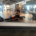 Antonia Giesen Instagram - Ad portas de los 32. Un año tormentoso, cansador como la primera foto, ojeroso, dulce/caótico. No dio tregua ni un solo segundo. Tampoco preferiría que no hubiese existido, le debo mucho, bastante. Le agradezco a mi gente que amo y que cada vez entiendo con mayor nitidez quienes son. Le agradezco a la clínica por ser mi sostén emocional e intelectual. Le agradezco a la actuación por ser aún mi tremenda añoranza y nutriente, a pesar de sus oscilaciones. El mundo está muy rudo, está difícil creer, difícil sostener las convicciones y la dulzura con tanta razón para odiar, pareciera que el mundo no nos perteneciera en lo absoluto, lo comandan poderes que tienen y no tienen rostro, lo comandan en algunos lugares personas si con rostro y con ideas bastantes definidas, personas completamente perversas, sin fronteras, indolentes y sin escrúpulo. Generalmente, hombres patriarcas acérrimos queriendo acabar con todo para dejar bien claro quien manda. Sé que todo es más complejo, que hay historia, idiosincrasias y elementos políticos varios, pero perdón, en su raíz no hay otra cosa que no sea la obstinación por el poder lo que realmente está en jaque. Las ultraderechas en el mundo nos respiran en la nuca, y el mundo se vuelve cada vez más peligroso, hostil y desprotegido. Las redes sociales (asumiendo mi dosis de fascinación/atención) son la nueva arma letal, la salud mental de todo rango etario está devastada producto de ellas, su afán de querer ser lo que no son, sus estéticas que bien poco están ligadas a la realidad y a espacios de aceptación y sencillez (hay también espacios de información, difusión y conexión, sin duda*). La identidad para qué decir, nos movilizamos por el deseo, y nada más evidente que el funcionamiento del mundo en relación a las ideas, la ciencia y la tecnología, pero hay bien poco suelo identitario y de pertenencia. Todo esto que escribo, no lo hago con el propósito de simplemente mencionar lo fatal que está el planeta, sino también—> …