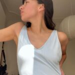Antonia Giesen Instagram - Ad portas de los 32. Un año tormentoso, cansador como la primera foto, ojeroso, dulce/caótico. No dio tregua ni un solo segundo. Tampoco preferiría que no hubiese existido, le debo mucho, bastante. Le agradezco a mi gente que amo y que cada vez entiendo con mayor nitidez quienes son. Le agradezco a la clínica por ser mi sostén emocional e intelectual. Le agradezco a la actuación por ser aún mi tremenda añoranza y nutriente, a pesar de sus oscilaciones. El mundo está muy rudo, está difícil creer, difícil sostener las convicciones y la dulzura con tanta razón para odiar, pareciera que el mundo no nos perteneciera en lo absoluto, lo comandan poderes que tienen y no tienen rostro, lo comandan en algunos lugares personas si con rostro y con ideas bastantes definidas, personas completamente perversas, sin fronteras, indolentes y sin escrúpulo. Generalmente, hombres patriarcas acérrimos queriendo acabar con todo para dejar bien claro quien manda. Sé que todo es más complejo, que hay historia, idiosincrasias y elementos políticos varios, pero perdón, en su raíz no hay otra cosa que no sea la obstinación por el poder lo que realmente está en jaque. Las ultraderechas en el mundo nos respiran en la nuca, y el mundo se vuelve cada vez más peligroso, hostil y desprotegido. Las redes sociales (asumiendo mi dosis de fascinación/atención) son la nueva arma letal, la salud mental de todo rango etario está devastada producto de ellas, su afán de querer ser lo que no son, sus estéticas que bien poco están ligadas a la realidad y a espacios de aceptación y sencillez (hay también espacios de información, difusión y conexión, sin duda*). La identidad para qué decir, nos movilizamos por el deseo, y nada más evidente que el funcionamiento del mundo en relación a las ideas, la ciencia y la tecnología, pero hay bien poco suelo identitario y de pertenencia. Todo esto que escribo, no lo hago con el propósito de simplemente mencionar lo fatal que está el planeta, sino también—> …