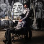 Antonia Giesen Instagram - El goce y el delirio de un equipo trabajando, jugando?mientras hacíamos Los Hiperbóreos, entre marionetas, cabezas gigantes, recorriendo la línea del tiempo, habitando el presente, en medio del público, en medio del verano santiaguino, frente a ventiladores donde jugaba a decir mis textos, como niña de 5 que experimenta la alteración del sonido de su voz. En medio de miles de yo en cuadros, de yo siendo yo. De una tenebrosamente igual a mi. En medio de tod@s haciendo todo, voces, escenografía, dando instrucciones, proponiendo experimentos. Haciendo cine antiguo? Haciendo cine? Estábamos en una expo? En un set? era una sala de ensayo o un taller de artes visuales?. Que lo pasamos bien en nuestro claustro creativo veraniego de galpón. 🫀