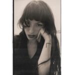 Antonia Giesen Instagram - Ad portas de los 32. Un año tormentoso, cansador como la primera foto, ojeroso, dulce/caótico. No dio tregua ni un solo segundo. Tampoco preferiría que no hubiese existido, le debo mucho, bastante. Le agradezco a mi gente que amo y que cada vez entiendo con mayor nitidez quienes son. Le agradezco a la clínica por ser mi sostén emocional e intelectual. Le agradezco a la actuación por ser aún mi tremenda añoranza y nutriente, a pesar de sus oscilaciones. El mundo está muy rudo, está difícil creer, difícil sostener las convicciones y la dulzura con tanta razón para odiar, pareciera que el mundo no nos perteneciera en lo absoluto, lo comandan poderes que tienen y no tienen rostro, lo comandan en algunos lugares personas si con rostro y con ideas bastantes definidas, personas completamente perversas, sin fronteras, indolentes y sin escrúpulo. Generalmente, hombres patriarcas acérrimos queriendo acabar con todo para dejar bien claro quien manda. Sé que todo es más complejo, que hay historia, idiosincrasias y elementos políticos varios, pero perdón, en su raíz no hay otra cosa que no sea la obstinación por el poder lo que realmente está en jaque. Las ultraderechas en el mundo nos respiran en la nuca, y el mundo se vuelve cada vez más peligroso, hostil y desprotegido. Las redes sociales (asumiendo mi dosis de fascinación/atención) son la nueva arma letal, la salud mental de todo rango etario está devastada producto de ellas, su afán de querer ser lo que no son, sus estéticas que bien poco están ligadas a la realidad y a espacios de aceptación y sencillez (hay también espacios de información, difusión y conexión, sin duda*). La identidad para qué decir, nos movilizamos por el deseo, y nada más evidente que el funcionamiento del mundo en relación a las ideas, la ciencia y la tecnología, pero hay bien poco suelo identitario y de pertenencia. Todo esto que escribo, no lo hago con el propósito de simplemente mencionar lo fatal que está el planeta, sino también—> …