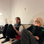 Antonia Giesen Instagram - Genialidades, juntas y visitas berlinesas. Manu y María cumpleañera. Día de lago con personas hermosas y simpáticas. Un chico cada día más guapo. Palestina libre y alto al fuego YA!!!!! Comidas en casa y conversas que pueden ser infinitas con nuestra Tante Claudia. Las calles de Berlín, con aires de represión, fiscalización y creatividad. Siempre es un poco así, bueno y malo. Pero lo importante es que es primavera!!! Y para una lagartija como una se acerca la mejor temporada del año.