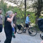 Antonia Giesen Instagram - Genialidades, juntas y visitas berlinesas. Manu y María cumpleañera. Día de lago con personas hermosas y simpáticas. Un chico cada día más guapo. Palestina libre y alto al fuego YA!!!!! Comidas en casa y conversas que pueden ser infinitas con nuestra Tante Claudia. Las calles de Berlín, con aires de represión, fiscalización y creatividad. Siempre es un poco así, bueno y malo. Pero lo importante es que es primavera!!! Y para una lagartija como una se acerca la mejor temporada del año.
