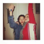 Antonia Giesen Instagram - Amor, nos conocemos hace tantos años, tantos. Agradezco tu cualidad de roble, y a la vez la flexibilidad con la que construyes. Gracias por hablar solo cuando las palabras cobran claridad y seguridad, solo ahí. He aprendido exageradamente de ti. No se muy bien en qué momento nos elegimos de tal manera, pero así de esa manera es cómo nos esperamos. Yo te amo hasta el infinito, te respeto y admiro como a pocas personas y como a pocos robles en este planeta. Amiga de mi alma, deseo llantos, charlas infinitas, audios, reflexiones eternas y momentos lúcidos para siempre contigo. @manuelaimn