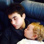 Antonia Giesen Instagram - Amor, nos conocemos hace tantos años, tantos. Agradezco tu cualidad de roble, y a la vez la flexibilidad con la que construyes. Gracias por hablar solo cuando las palabras cobran claridad y seguridad, solo ahí. He aprendido exageradamente de ti. No se muy bien en qué momento nos elegimos de tal manera, pero así de esa manera es cómo nos esperamos. Yo te amo hasta el infinito, te respeto y admiro como a pocas personas y como a pocos robles en este planeta. Amiga de mi alma, deseo llantos, charlas infinitas, audios, reflexiones eternas y momentos lúcidos para siempre contigo. @manuelaimn