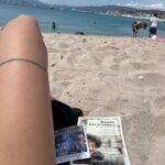 Antonia Giesen Instagram - 1. Bolaño y Los Hiperbóreos en la playa de Cannes. 2. Un director asiste a la actriz para que esté cómoda. 3. Un equipo muy feliz en medio de todo este escenario algo rimbombante, algo real y algo plástico a la vez. 4. El glamour siempre está con nosotros. 5. El tonteo también. 6. Paseamos. 7. Tomé. Tomé, tomo, tomando. 8 y 9. La fraternidad. 10. El silencio en medio de todo el ruido.