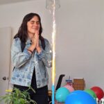 Antonia Giesen Instagram - Amor, nos conocemos hace tantos años, tantos. Agradezco tu cualidad de roble, y a la vez la flexibilidad con la que construyes. Gracias por hablar solo cuando las palabras cobran claridad y seguridad, solo ahí. He aprendido exageradamente de ti. No se muy bien en qué momento nos elegimos de tal manera, pero así de esa manera es cómo nos esperamos. Yo te amo hasta el infinito, te respeto y admiro como a pocas personas y como a pocos robles en este planeta. Amiga de mi alma, deseo llantos, charlas infinitas, audios, reflexiones eternas y momentos lúcidos para siempre contigo. @manuelaimn