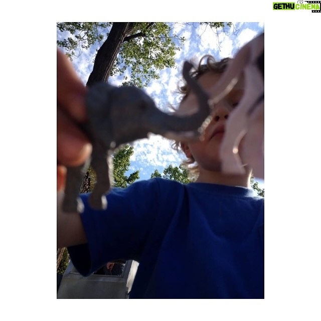 Antonia Giesen Instagram - Entre bocas y vacas, escenarios, diarios, garabatos y pelos.
