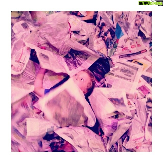 Antonia Giesen Instagram - Entre bocas y vacas, escenarios, diarios, garabatos y pelos.